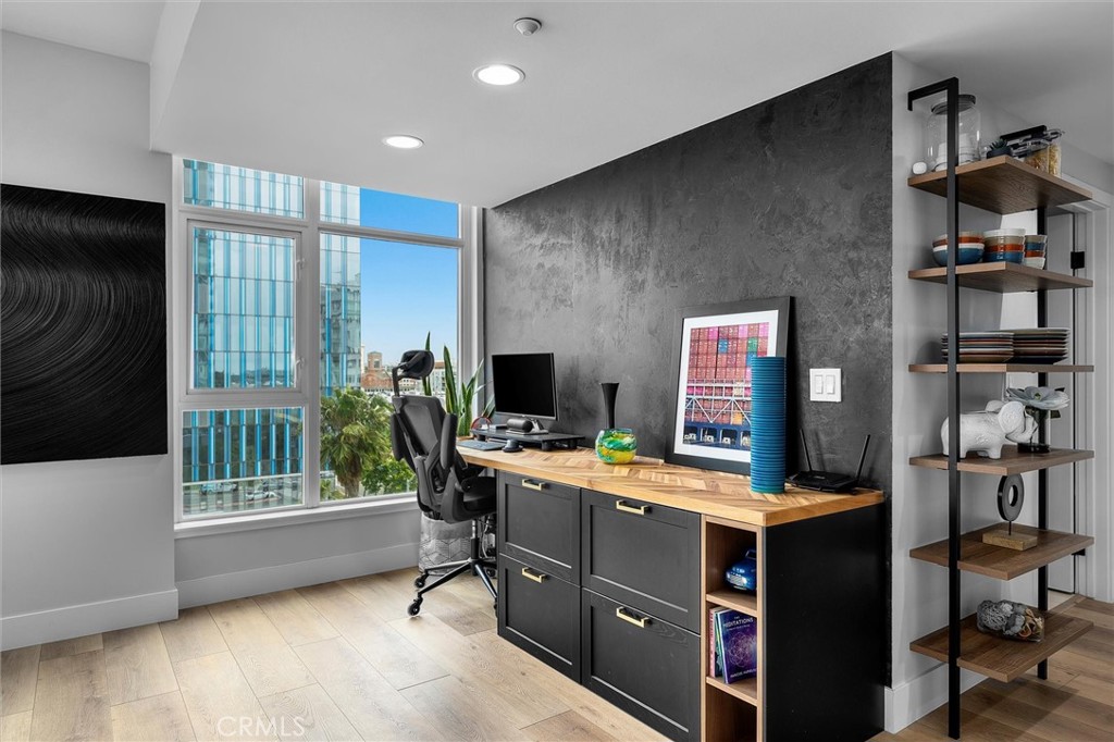 400 W Ocean Boulevard 605