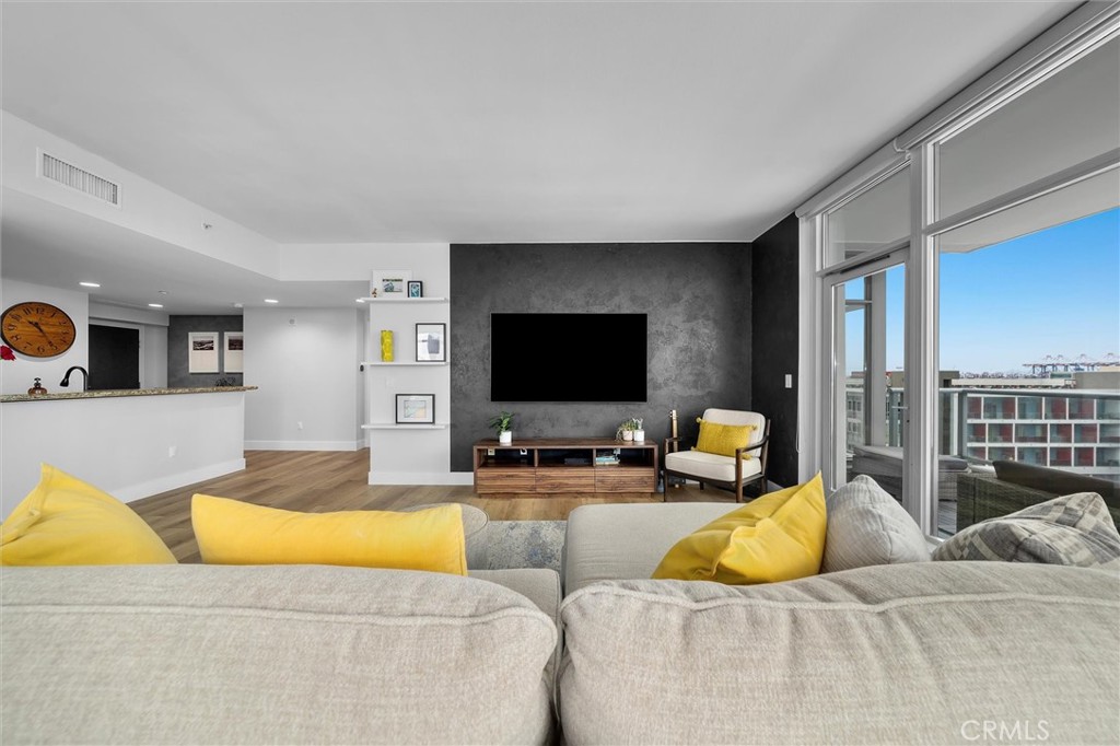 400 W Ocean Boulevard 605