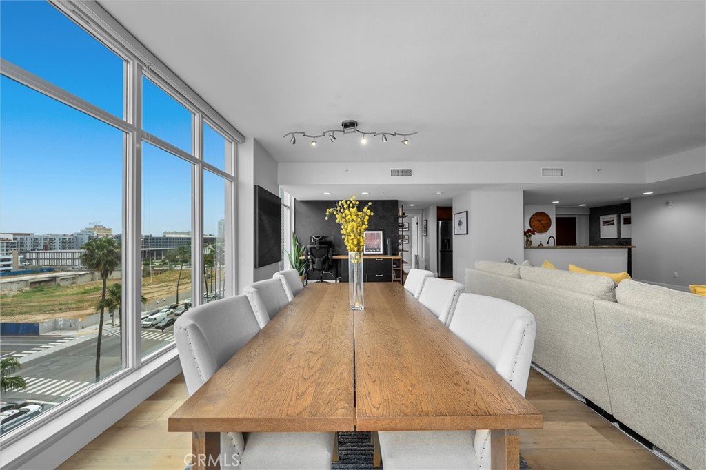 400 W Ocean Boulevard 605