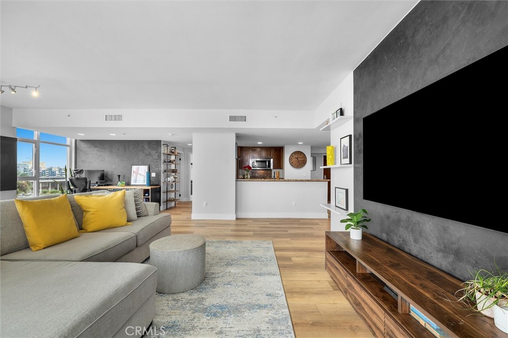 400 W Ocean Boulevard 605