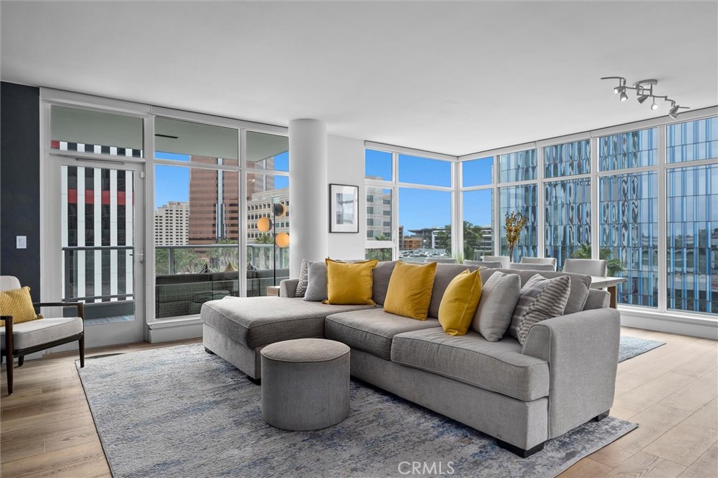 400 W Ocean Boulevard 605