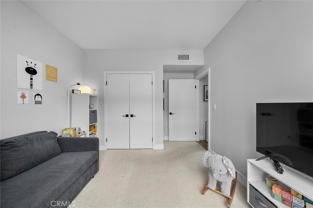 400 W Ocean Boulevard 605