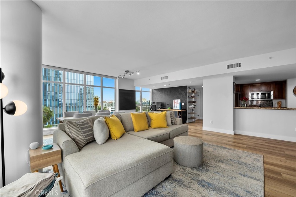400 W Ocean Boulevard 605