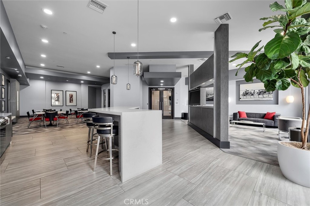 400 W Ocean Boulevard 605