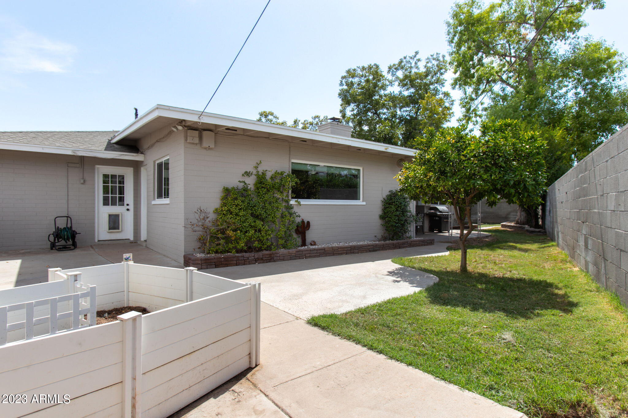 1320 E PEPPER Place