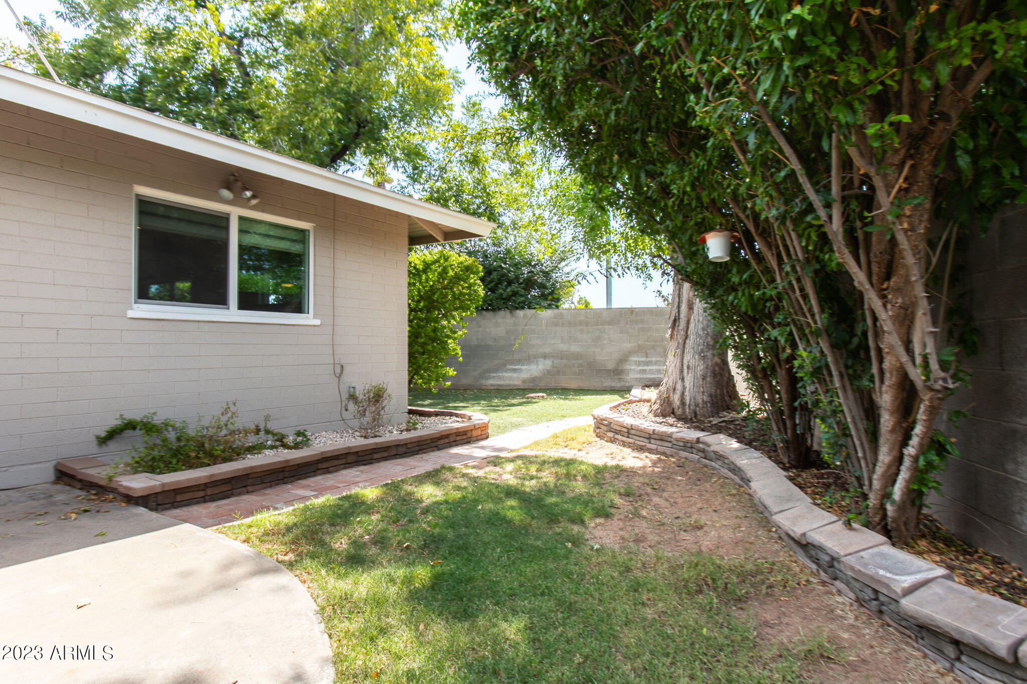 1320 E PEPPER Place