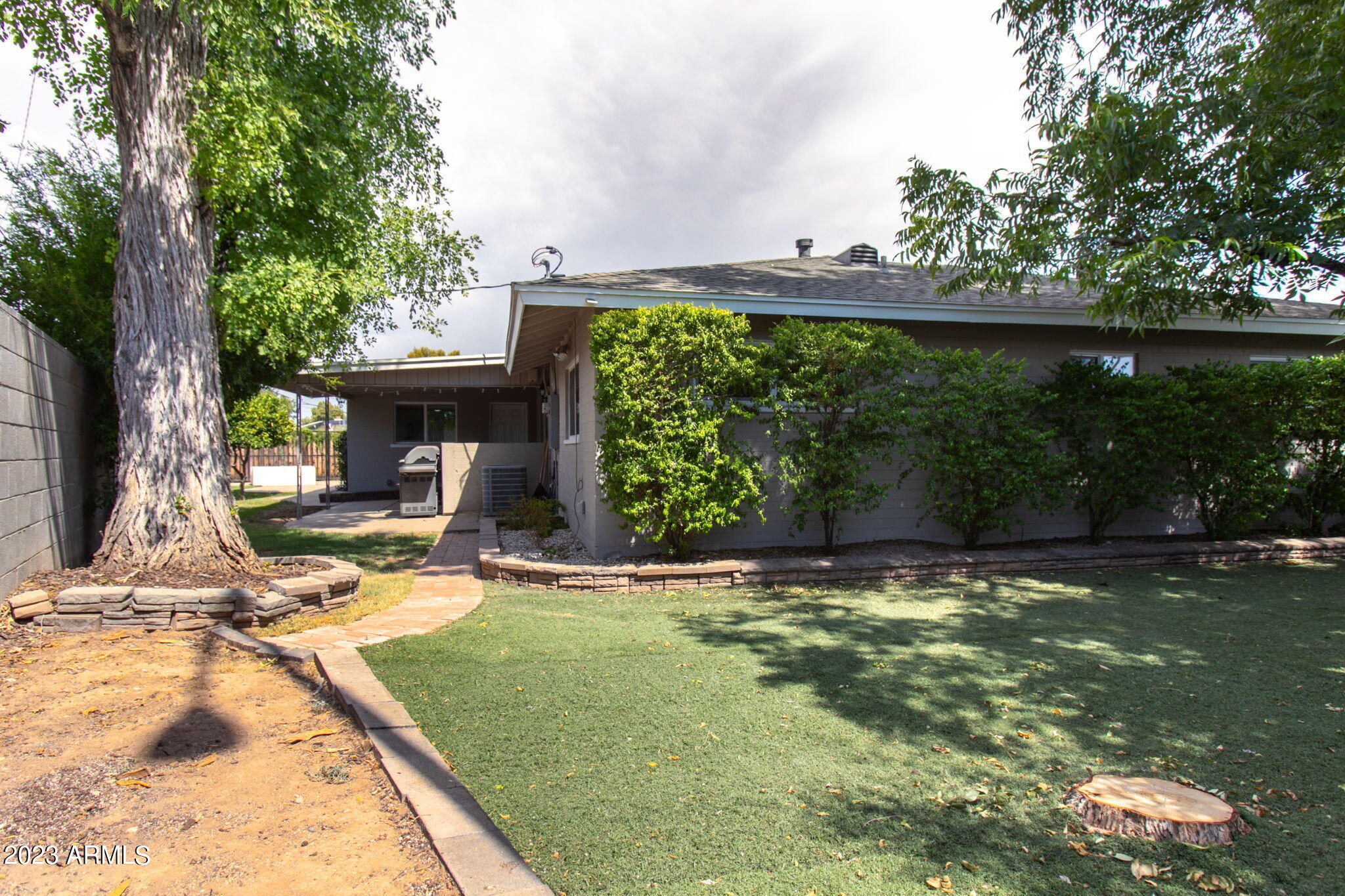 1320 E PEPPER Place