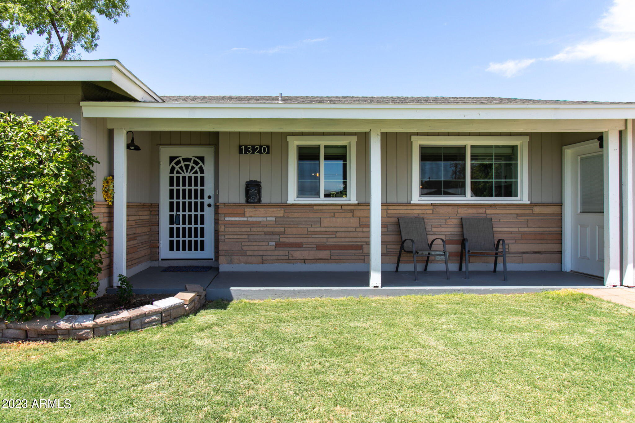 1320 E PEPPER Place