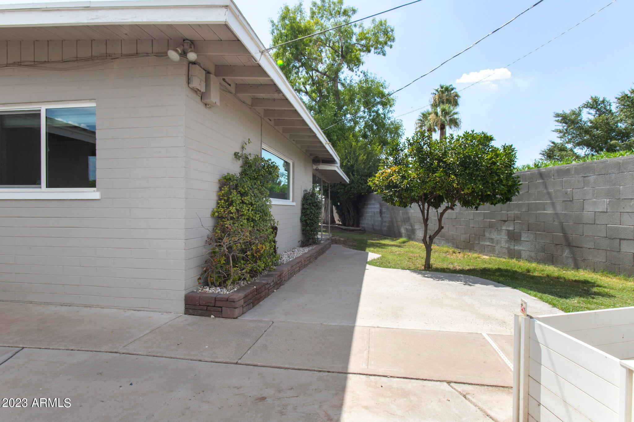 1320 E PEPPER Place