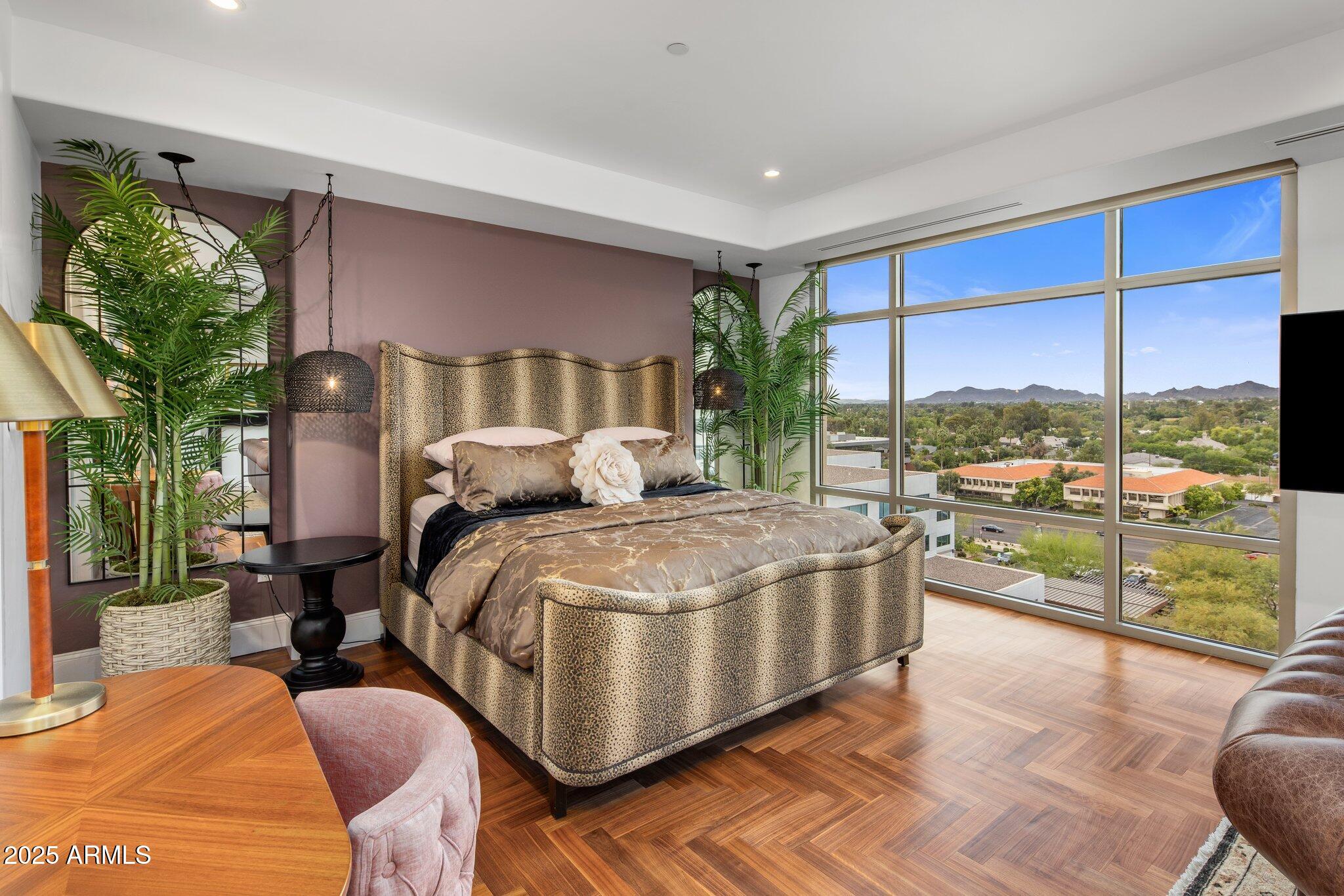 2211 E CAMELBACK Road, 902