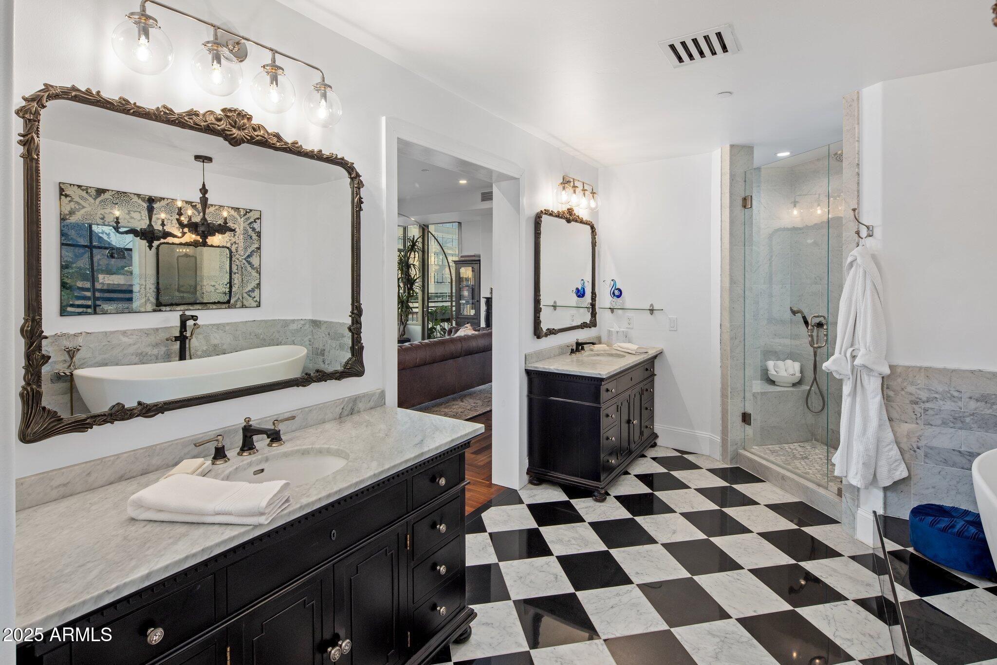 2211 E CAMELBACK Road, 902