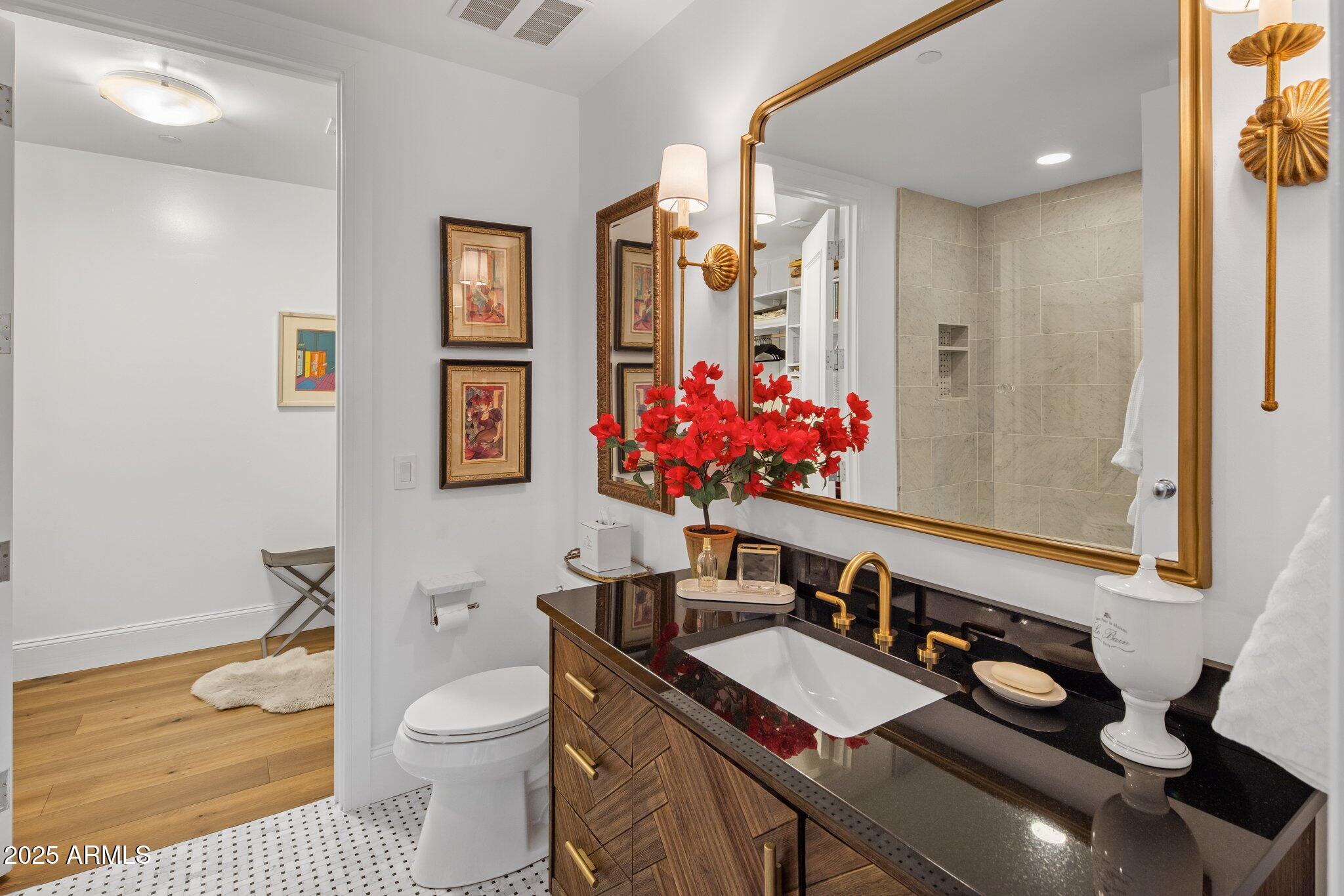 2211 E CAMELBACK Road, 902