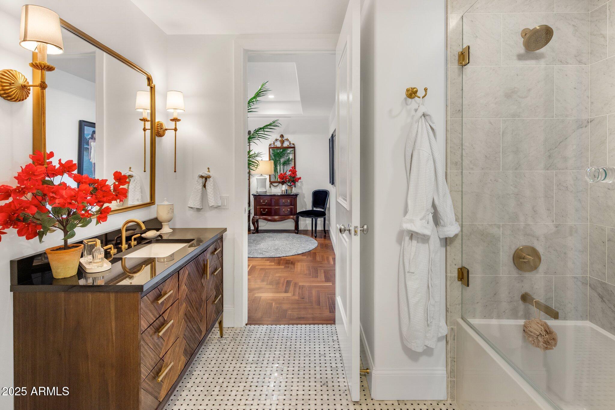 2211 E CAMELBACK Road, 902