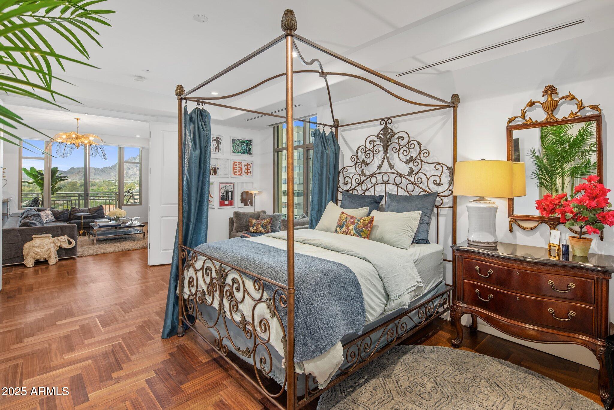 2211 E CAMELBACK Road, 902