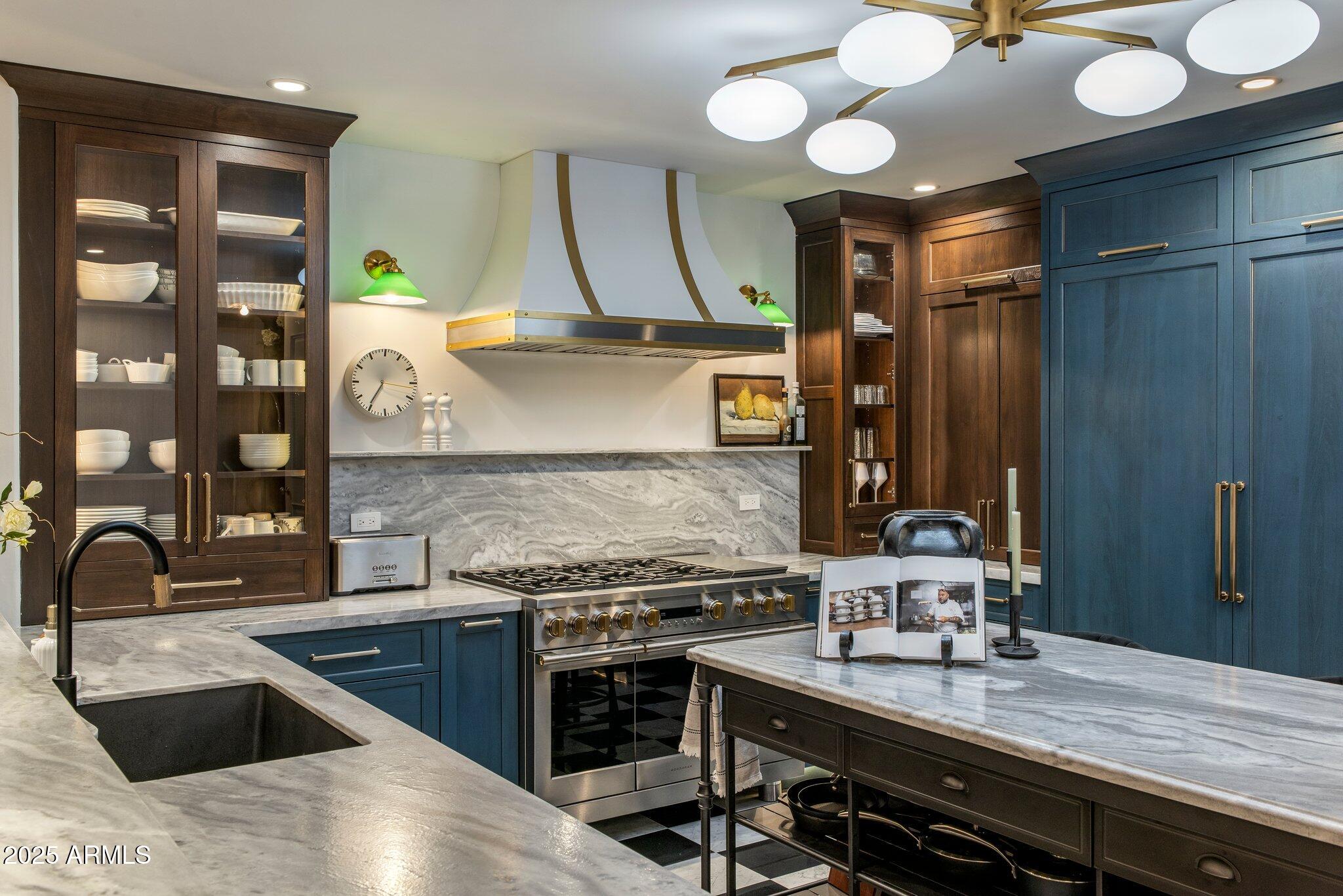 2211 E CAMELBACK Road, 902