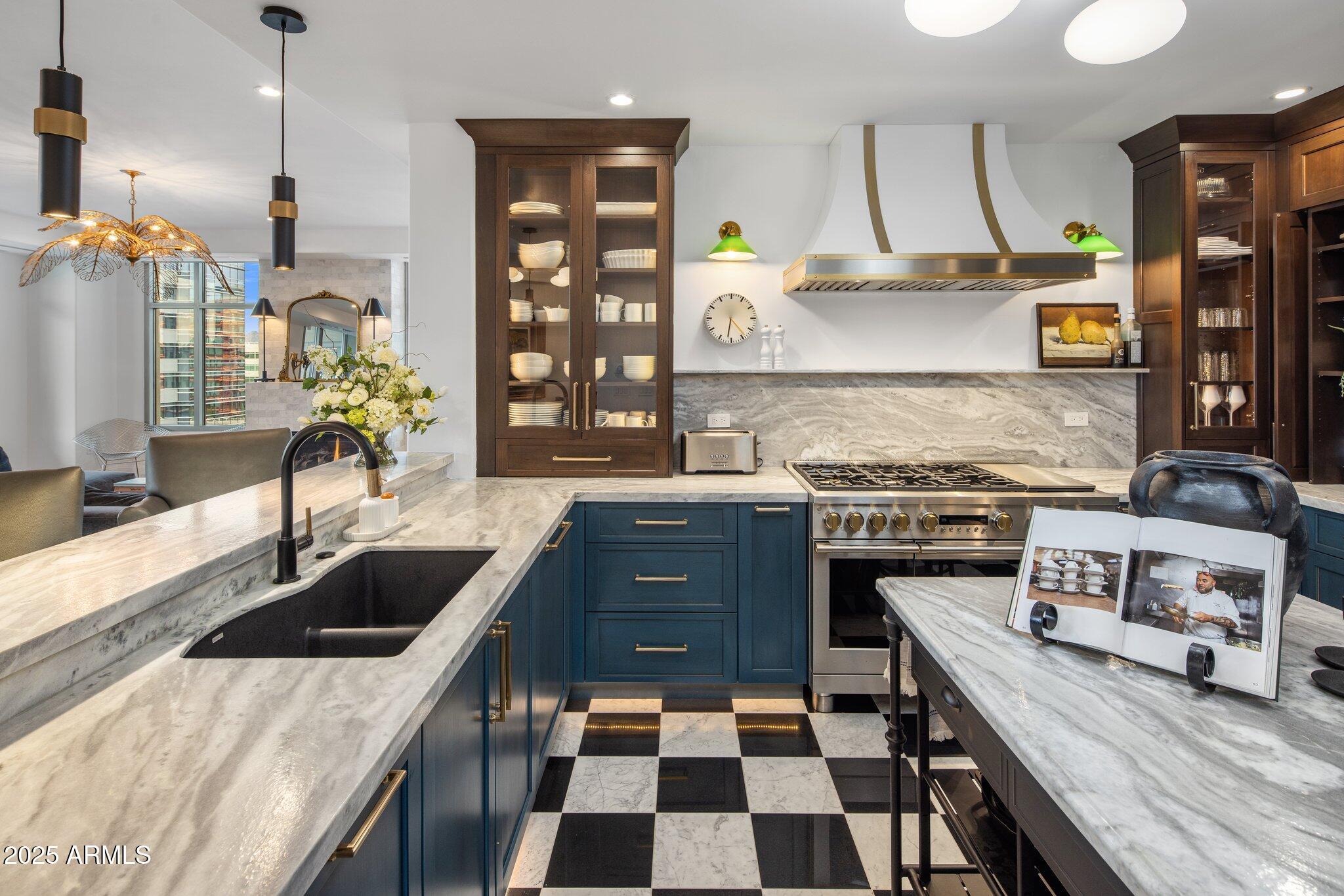 2211 E CAMELBACK Road, 902