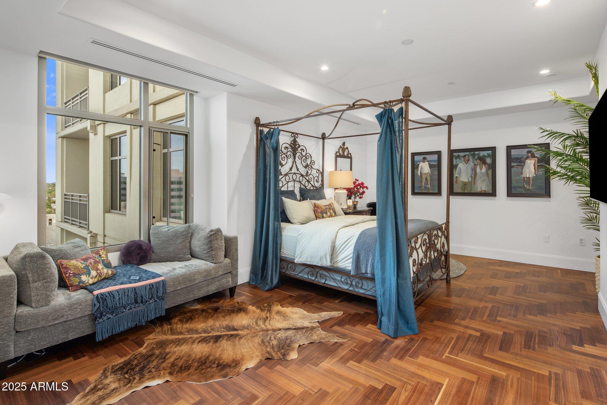2211 E CAMELBACK Road, 902