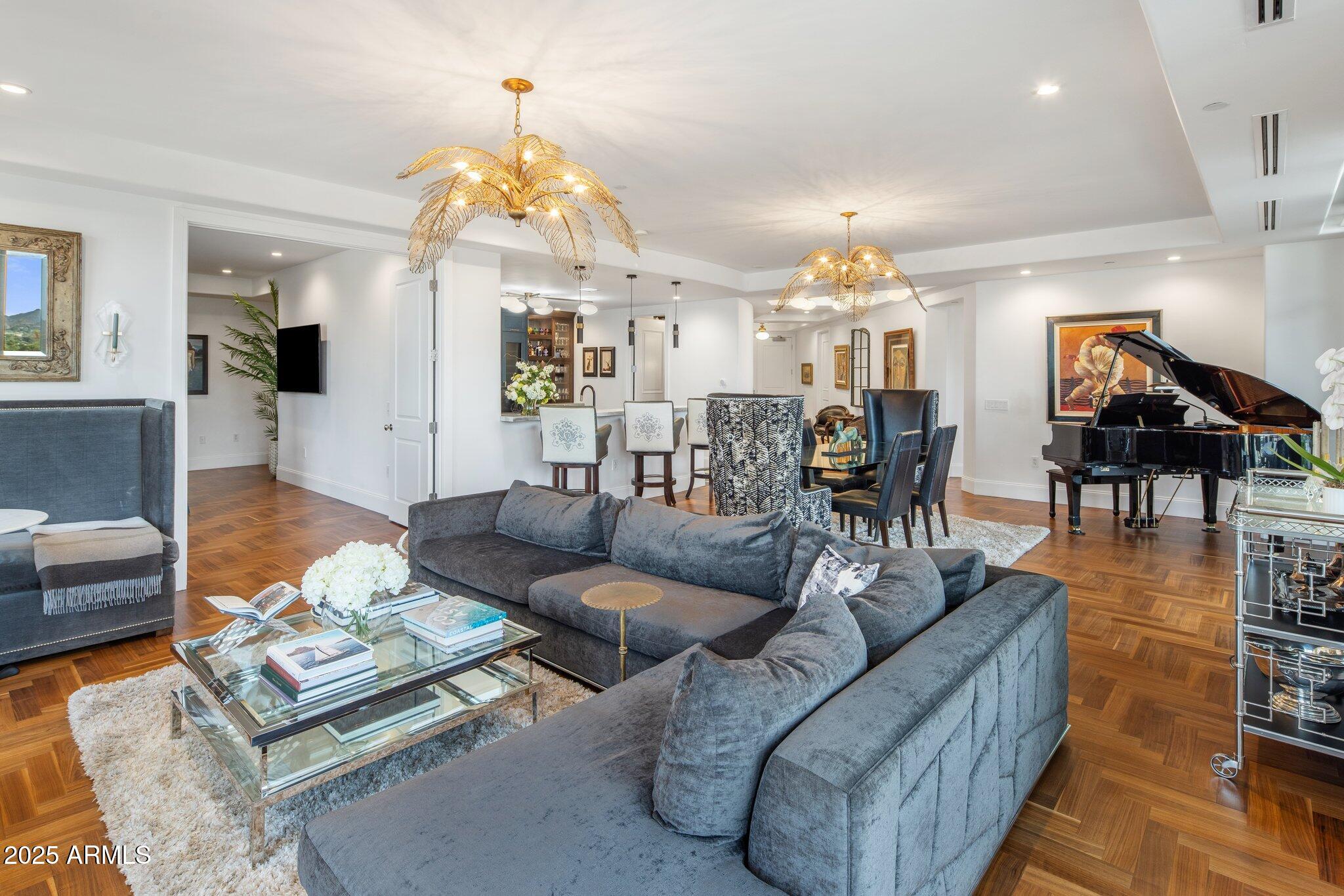 2211 E CAMELBACK Road, 902