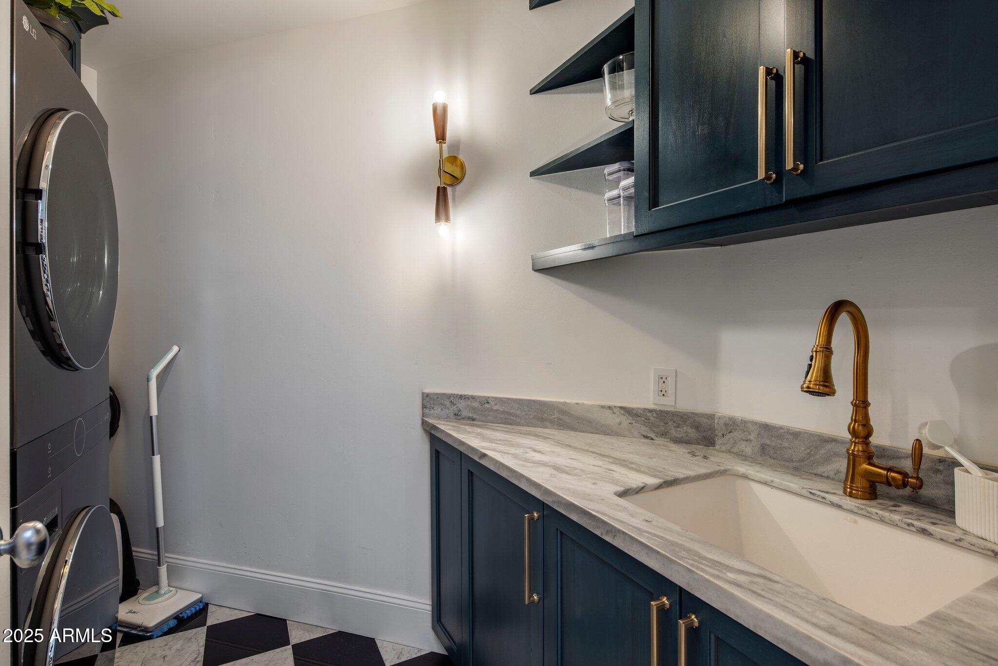 2211 E CAMELBACK Road, 902