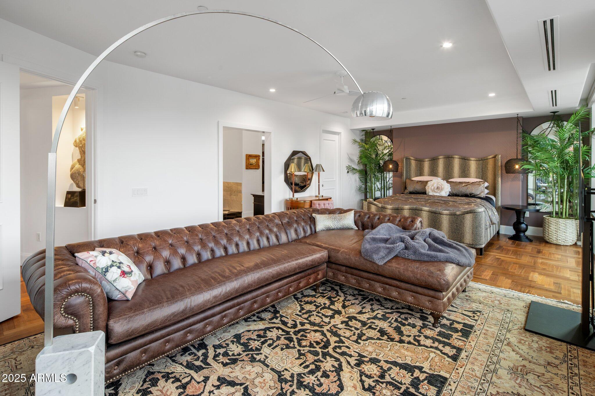 2211 E CAMELBACK Road, 902