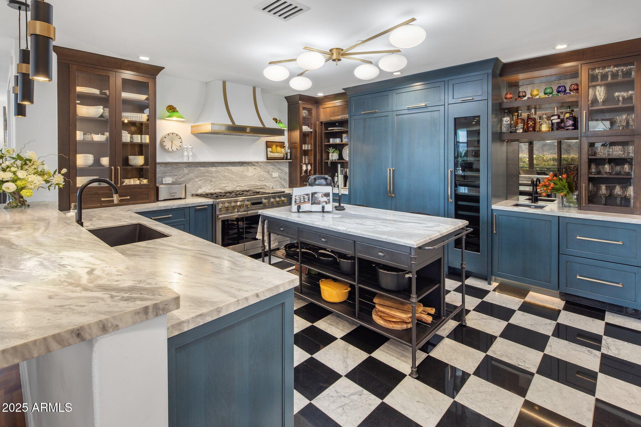 2211 E CAMELBACK Road, 902
