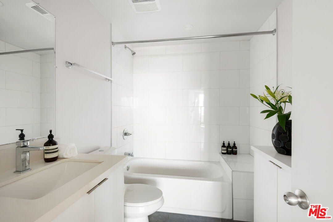 7250 Franklin Ave Unit: 701