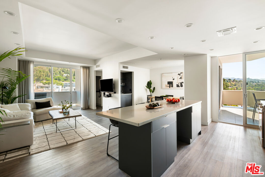 7250 Franklin Ave Unit: 701