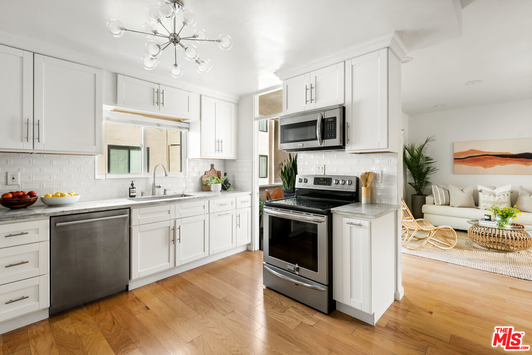 1228 N La Cienega Blvd Unit: 205