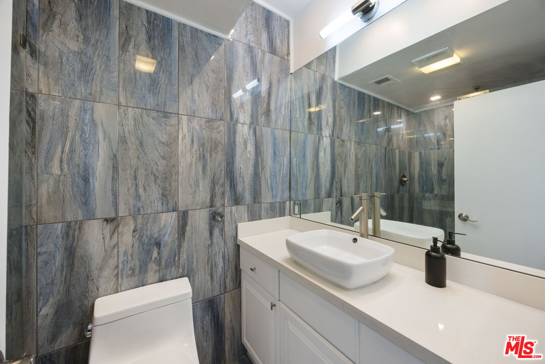 7250 Franklin Ave Unit: 702