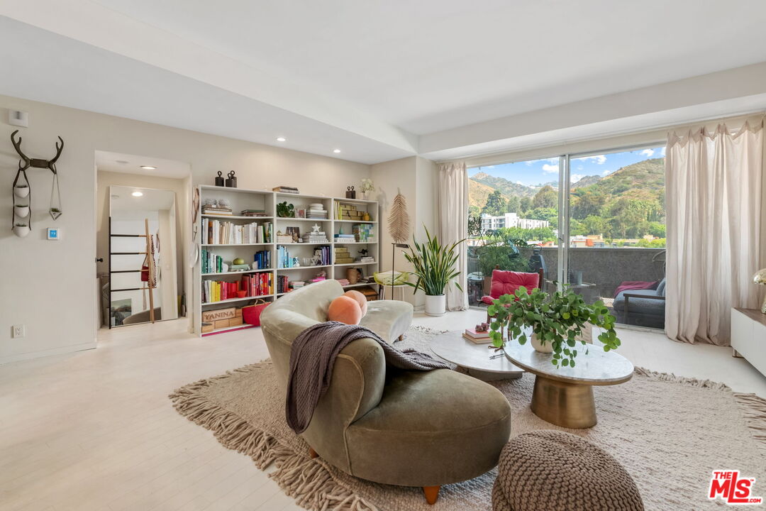 7250 Franklin Ave Unit: 903