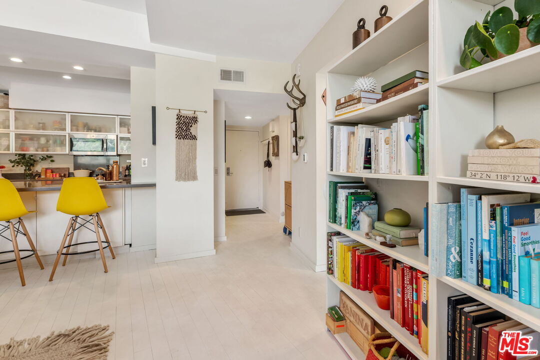 7250 Franklin Ave Unit: 903
