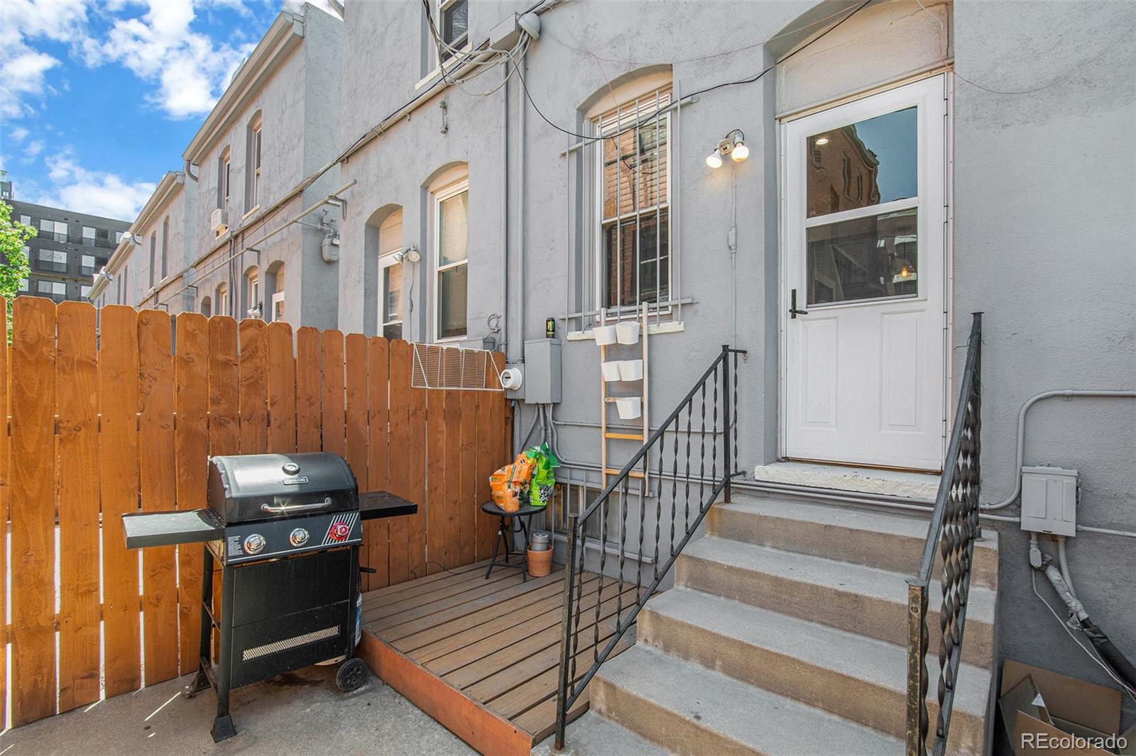 121 E 8th Avenue