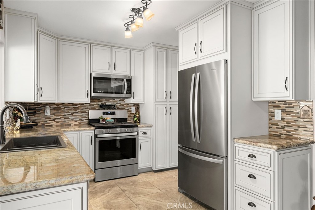 1231 E Deerfield Court