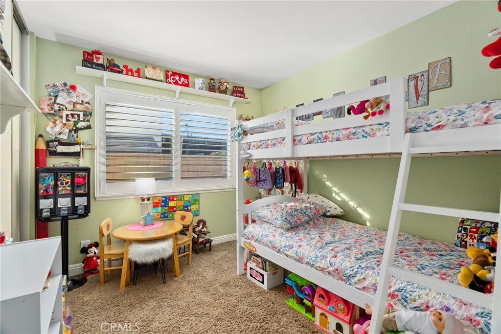 1231 E Deerfield Court