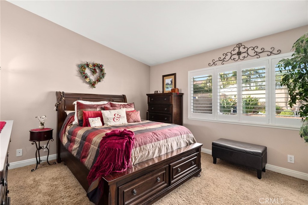 1231 E Deerfield Court