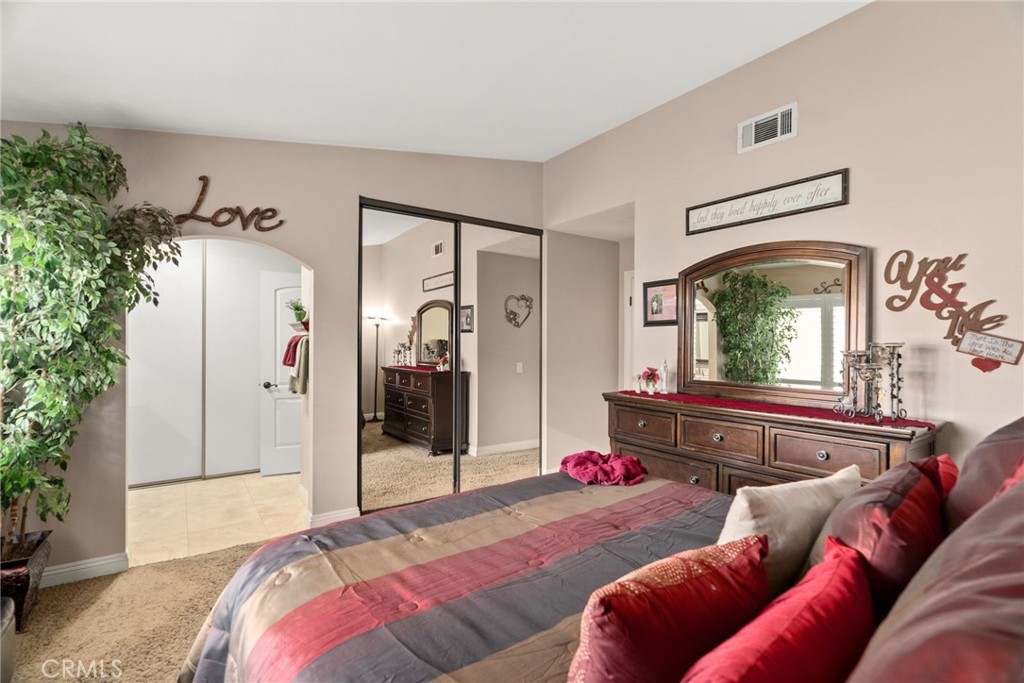 1231 E Deerfield Court