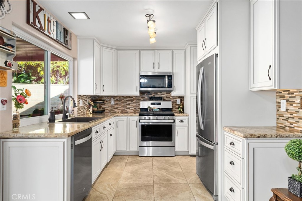 1231 E Deerfield Court