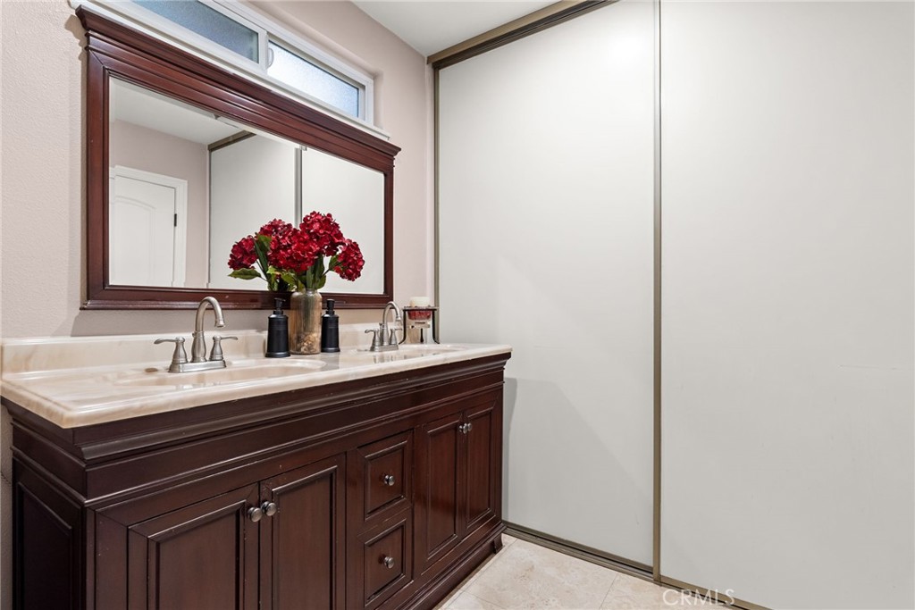 1231 E Deerfield Court