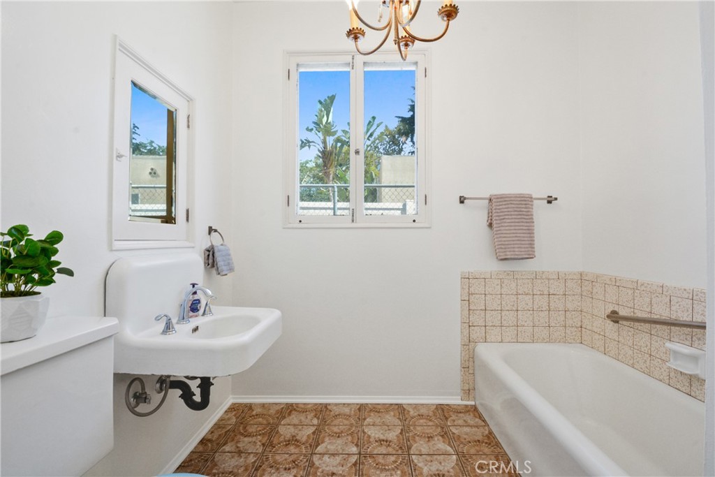 1465 N Euclid Avenue