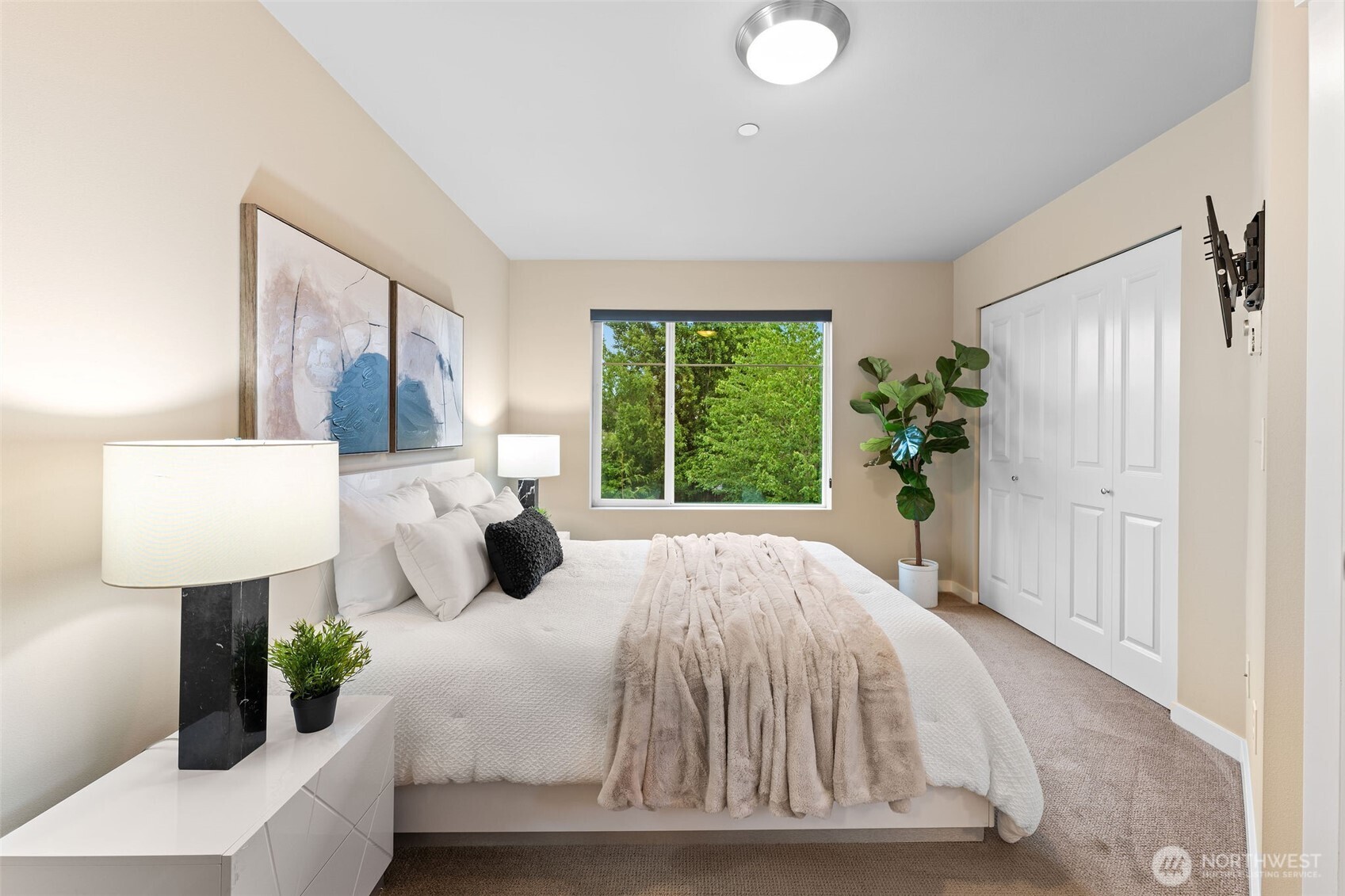 303 Anacortes Place NE