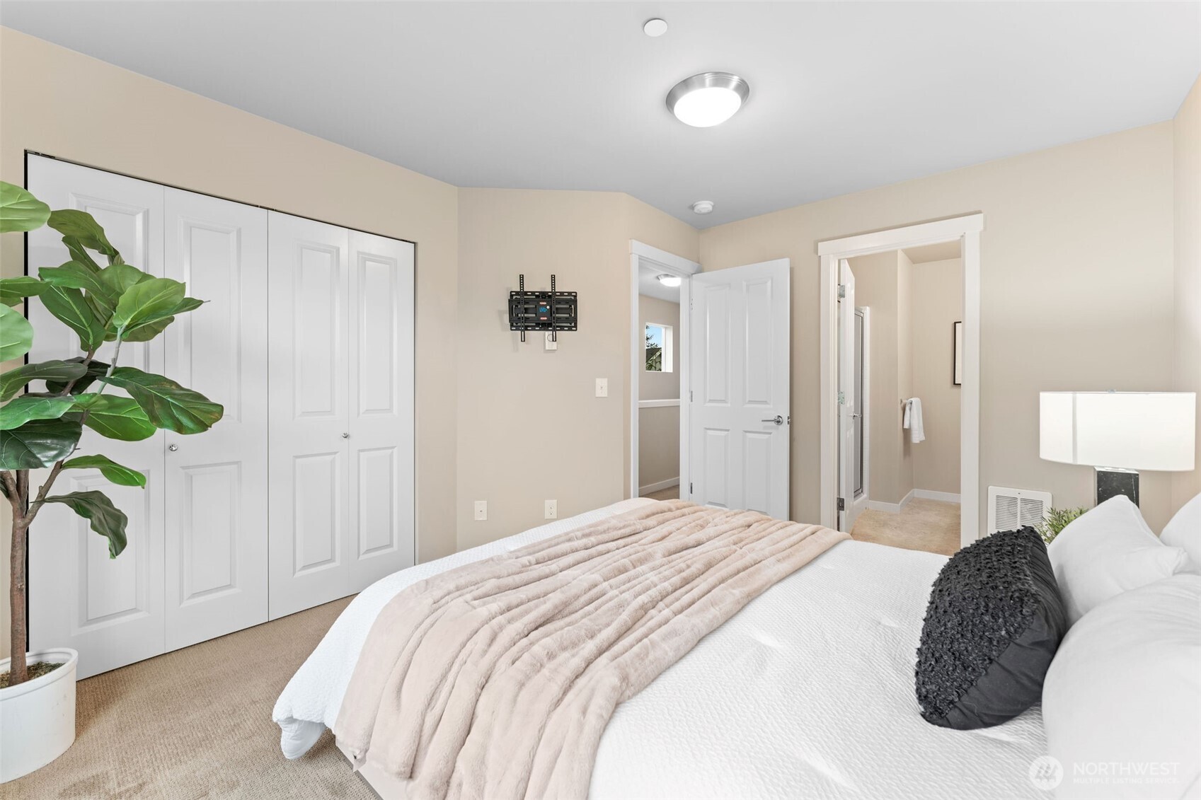 303 Anacortes Place NE