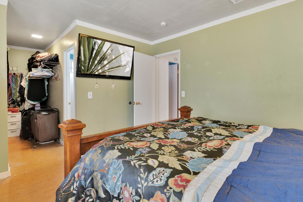 995 Elm Avenue