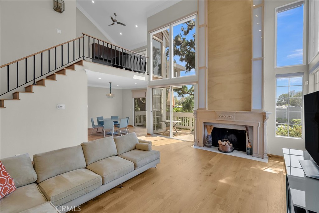 4338 Redwood Avenue B301