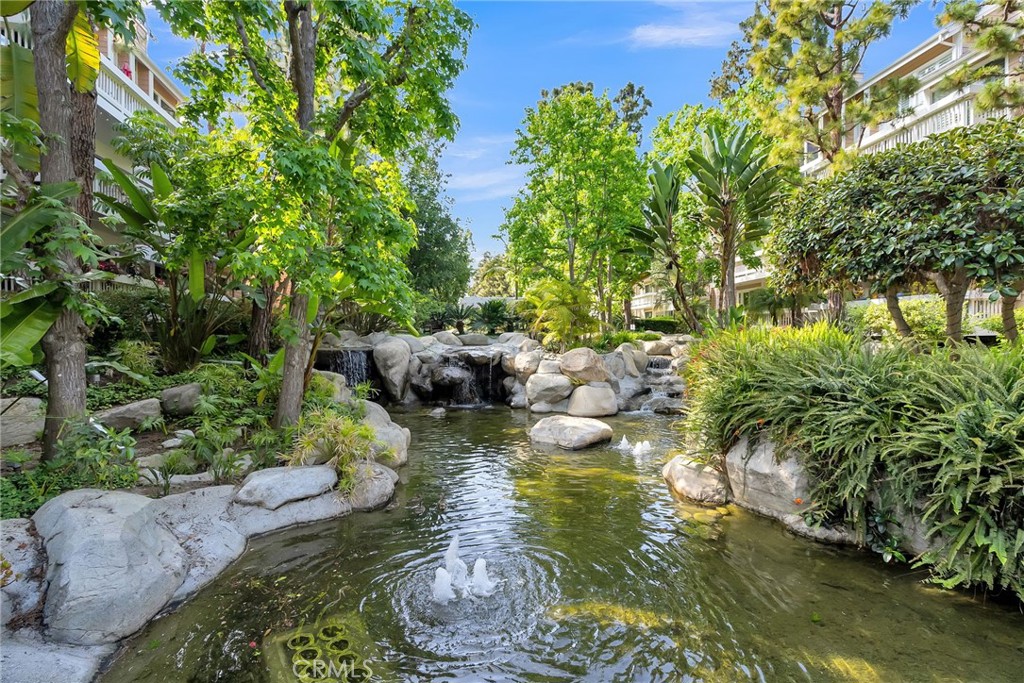 4338 Redwood Avenue B301