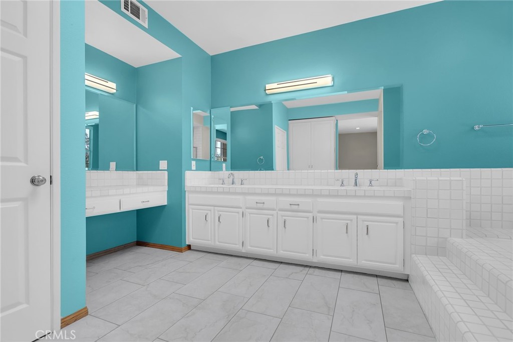 4338 Redwood Avenue B301