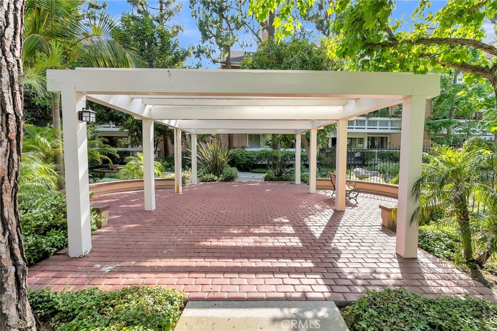 4338 Redwood Avenue B301