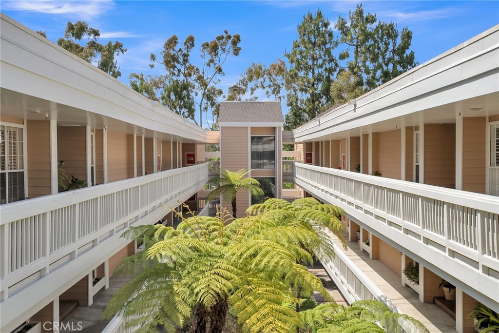 4338 Redwood Avenue B301