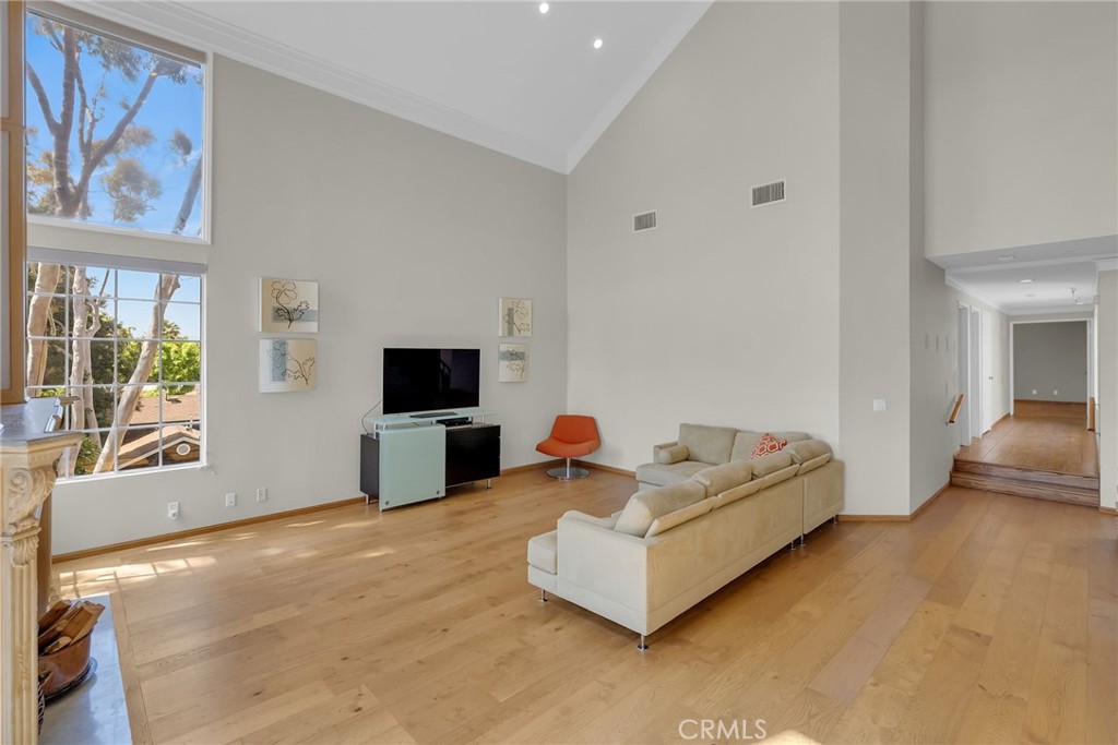 4338 Redwood Avenue B301