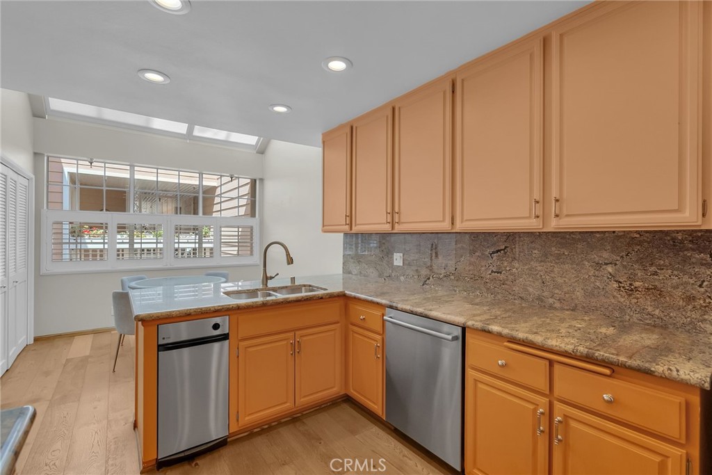 4338 Redwood Avenue B301