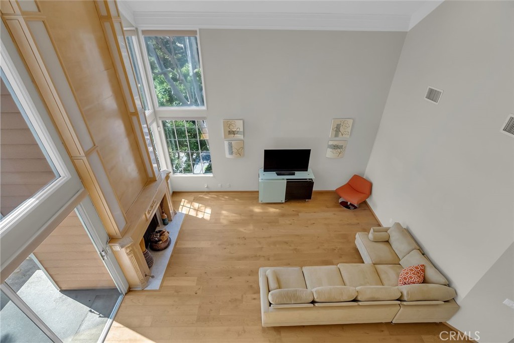 4338 Redwood Avenue B301